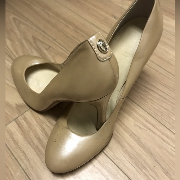 Ivanka Trump cute heels , golden colour round tips will trade for TY plushy 😁 - Picture 1 of 2